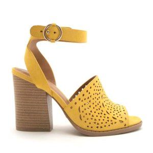 Qupid Dayoff-27 Yellow Perforated Sandals size 7.5